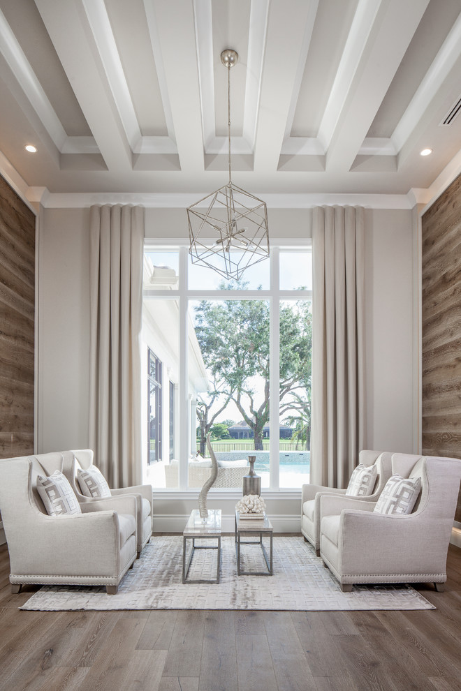 Repräsentatives Klassisches Wohnzimmer mit beiger Wandfarbe, braunem Holzboden und beigem Boden in Sonstige