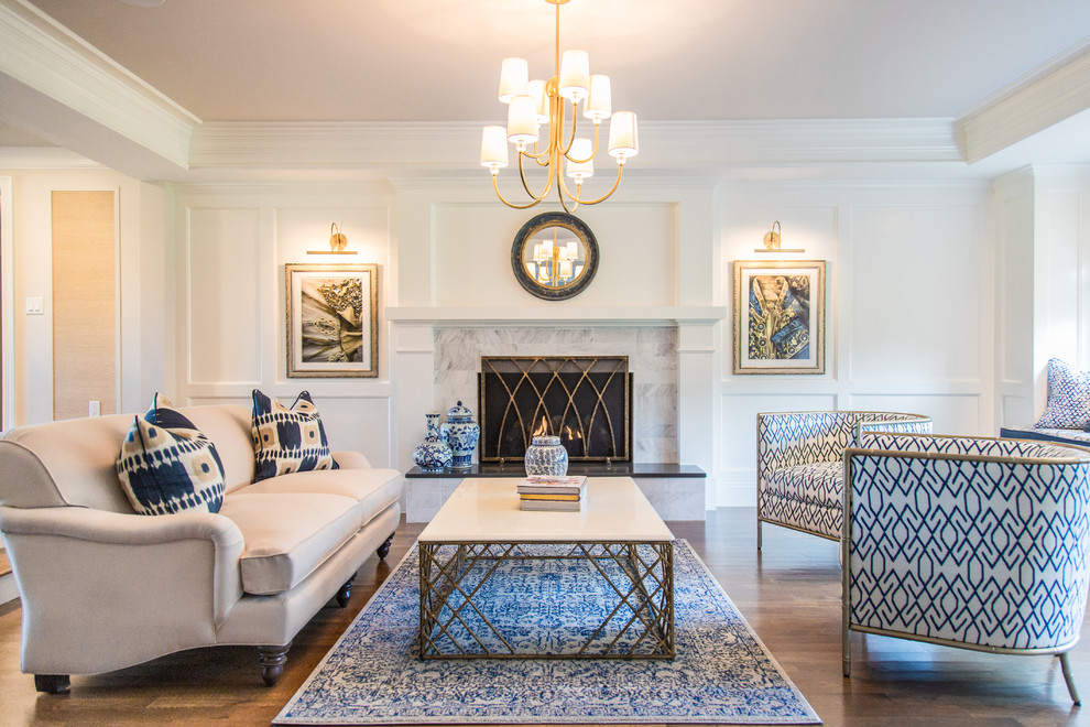 Repräsentatives Klassisches Wohnzimmer mit weißer Wandfarbe, braunem Holzboden, Kamin, Kaminumrandung aus Stein und braunem Boden in Boston