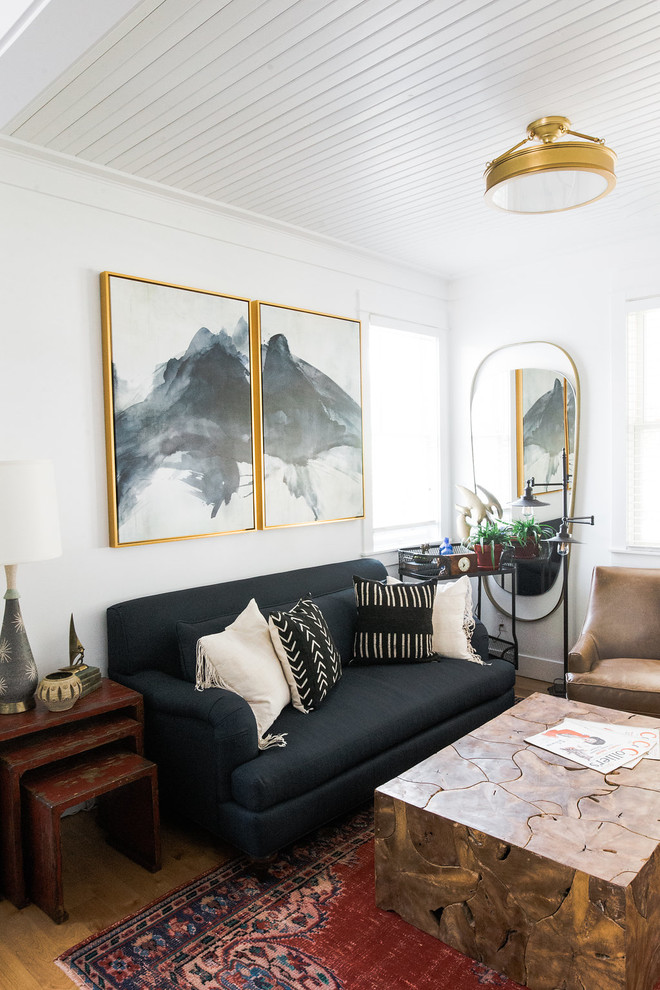 Repräsentatives, Abgetrenntes Stilmix Wohnzimmer mit weißer Wandfarbe, braunem Holzboden und beigem Boden in Seattle