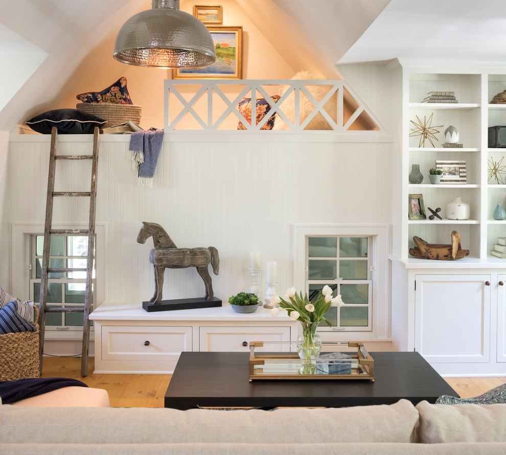 Mittelgroßes Landhausstil Wohnzimmer im Loft-Stil mit weißer Wandfarbe, hellem Holzboden, TV-Wand und braunem Boden in Minneapolis