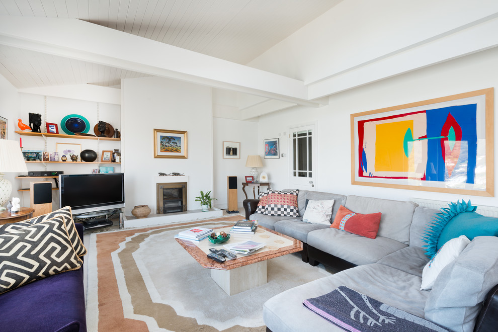 Foto di un grande soggiorno minimal chiuso con pareti bianche, moquette, camino classico, TV autoportante e tappeto