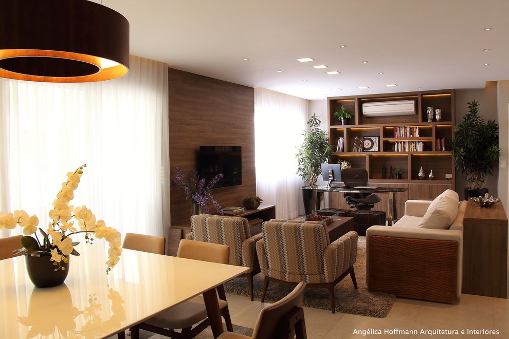 Idee per un grande soggiorno contemporaneo aperto con angolo bar, pareti beige, pavimento con piastrelle in ceramica, parete attrezzata e pavimento beige