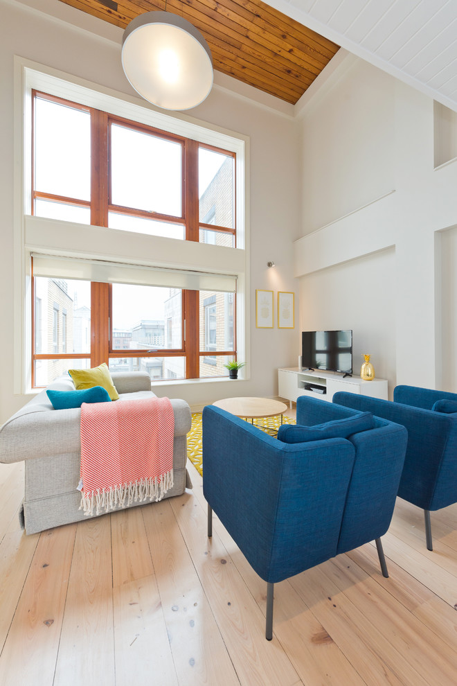 Foto di un soggiorno contemporaneo di medie dimensioni e aperto con pareti grigie, parquet chiaro e TV autoportante