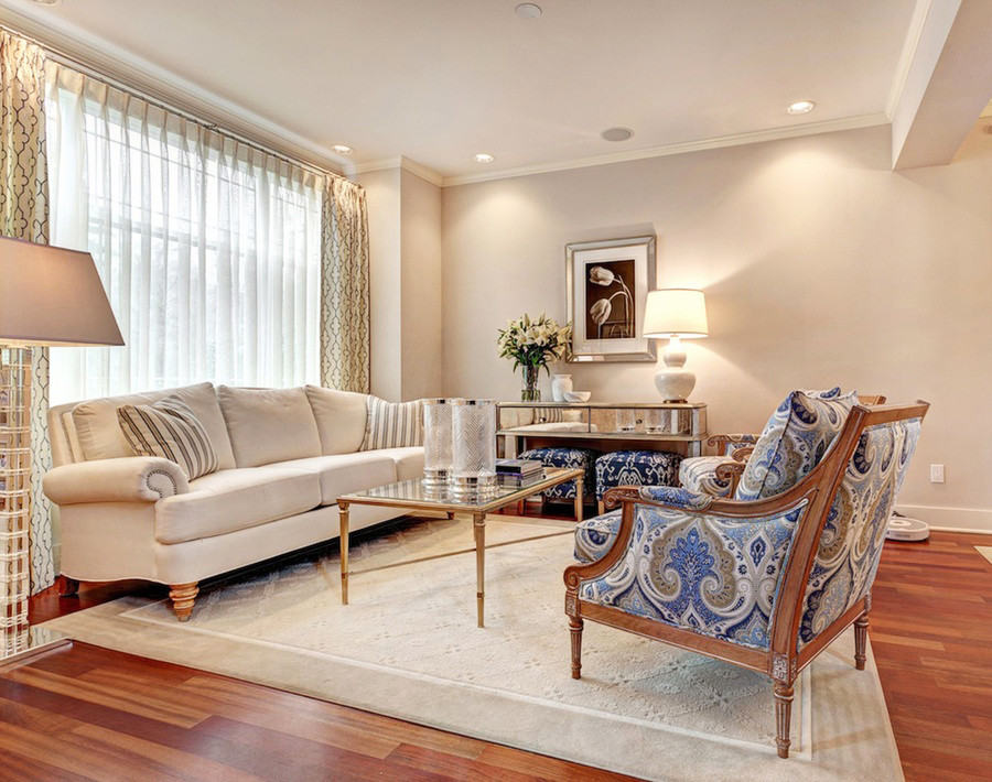 Foto di un soggiorno classico di medie dimensioni e aperto con sala formale, pareti beige, pavimento in legno massello medio e nessuna TV