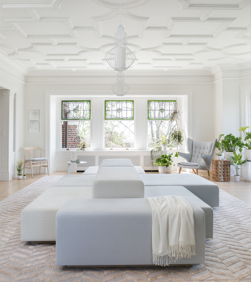Foto di un soggiorno chic chiuso con pareti bianche, parquet chiaro e pavimento beige