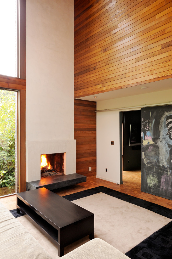 Diseño de salón actual con suelo de madera en tonos medios y todas las chimeneas
