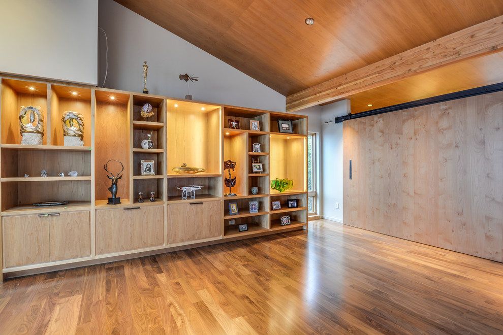 Ispirazione per un grande soggiorno moderno con pareti beige, pavimento in legno massello medio, camino classico e TV a parete