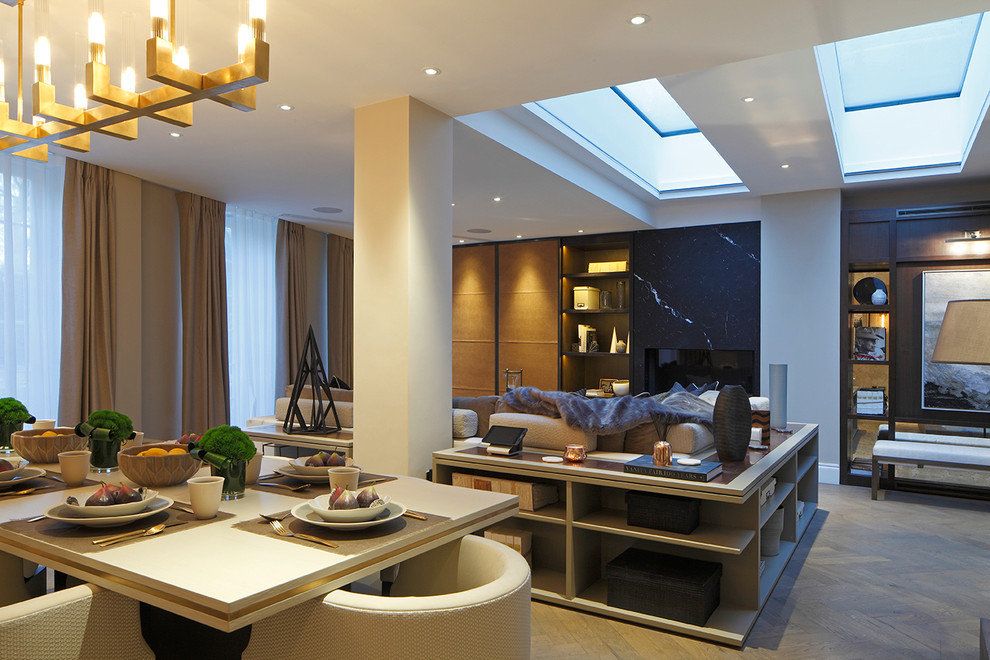 Cette photo montre un grand salon tendance ouvert avec un mur blanc, un sol en bois brun et une cheminée standard.