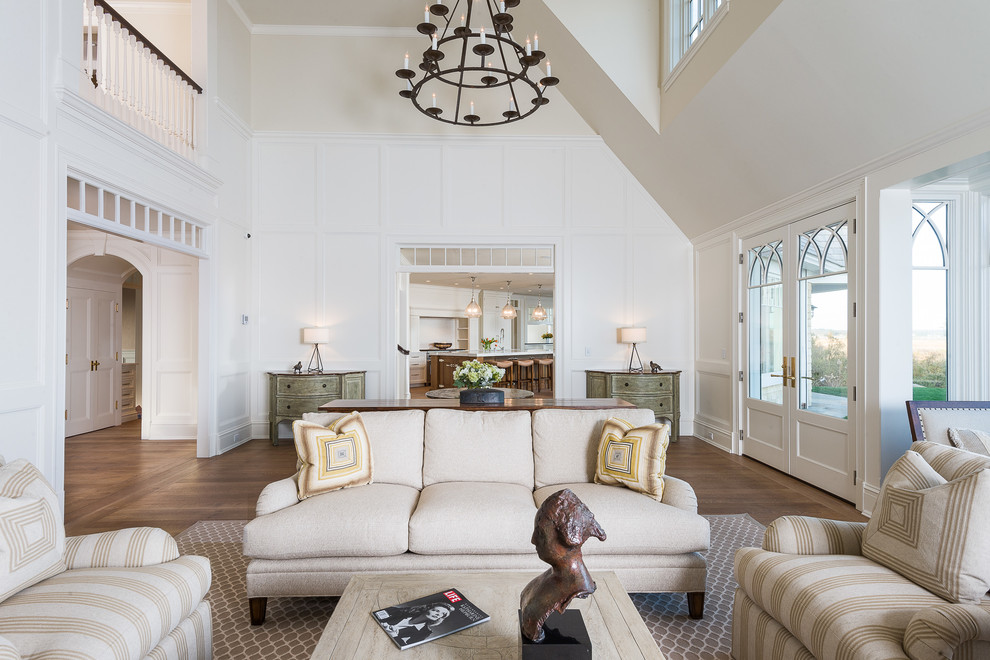 Foto di un soggiorno stile marinaro aperto con sala formale, pareti bianche, pavimento in legno massello medio e nessuna TV