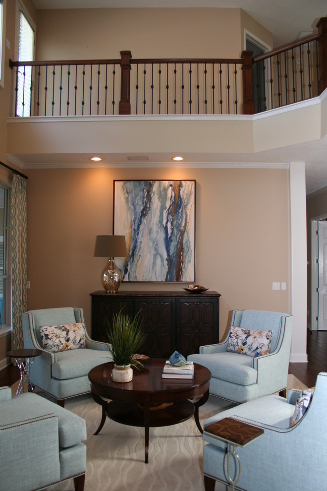 Imagen de salón para visitas abierto tradicional renovado grande sin chimenea y televisor con paredes beige y suelo de madera en tonos medios