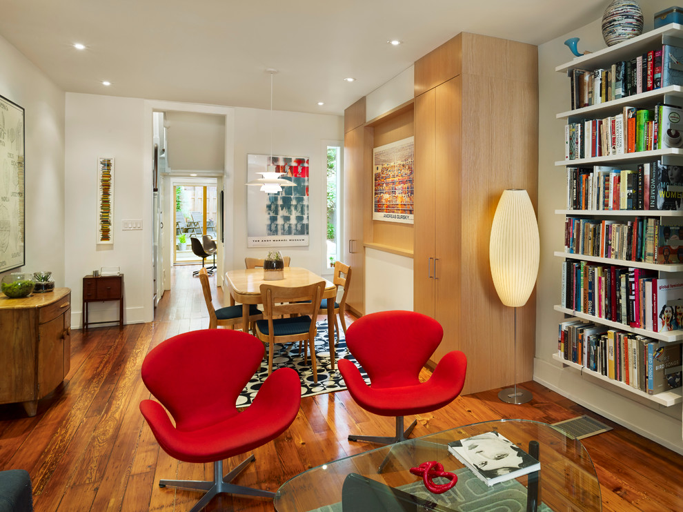 Идея дизайна: гостиная комната среднего размера в современном стиле с с книжными шкафами и полками