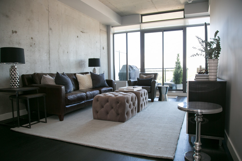 Foto de salón abierto urbano de tamaño medio con paredes grises y suelo de madera oscura