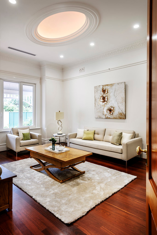 Источник вдохновения для домашнего уюта: гостиная комната в классическом стиле с белыми стенами и ковром на полу