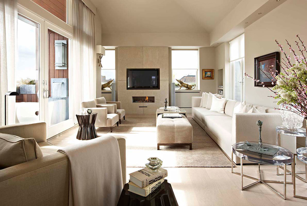 Cette photo montre un grand salon tendance fermé avec une salle de réception, un mur beige, parquet clair, une cheminée ribbon et un téléviseur encastré.