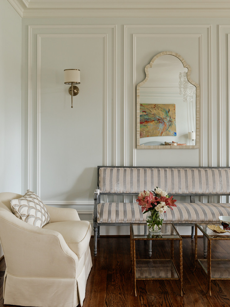 Repräsentatives Klassisches Wohnzimmer mit weißer Wandfarbe und dunklem Holzboden in Charlotte