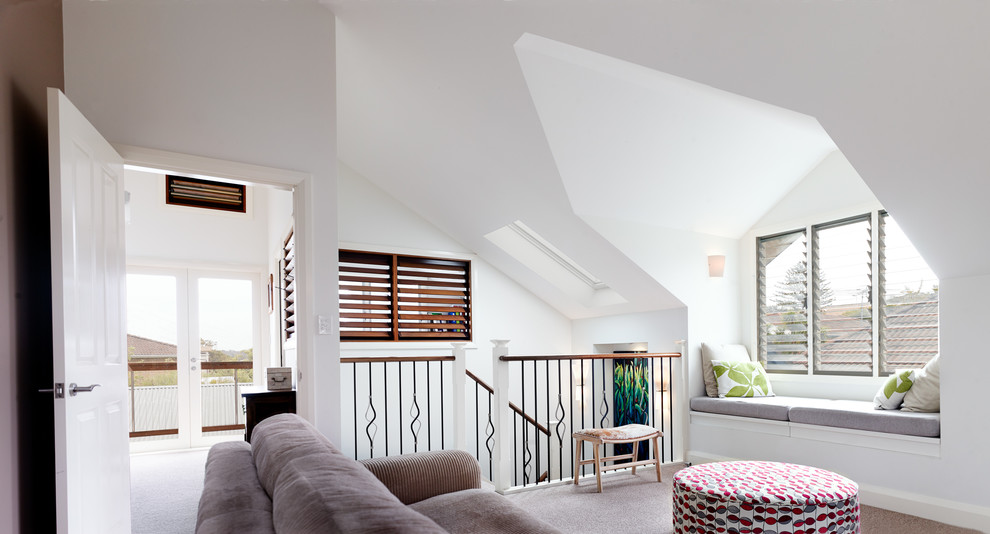 На фото: двухуровневая гостиная комната среднего размера в современном стиле с белыми стенами и ковровым покрытием без камина, телевизора с