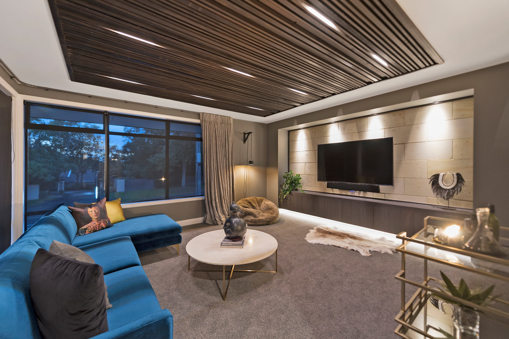 Immagine di un grande soggiorno minimalista chiuso con sala formale, pareti multicolore, moquette, TV a parete e pavimento grigio
