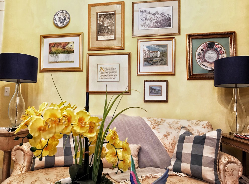Идея дизайна: маленькая изолированная гостиная комната в стиле шебби-шик с с книжными шкафами и полками, желтыми стенами, ковровым покрытием и бежевым полом для на участке и в саду