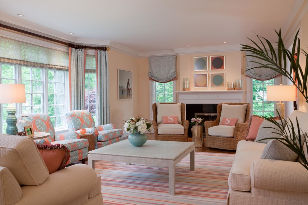 Großes, Repräsentatives, Fernseherloses, Abgetrenntes Klassisches Wohnzimmer mit oranger Wandfarbe, Teppichboden, Kamin und Kaminumrandung aus Stein in Boston