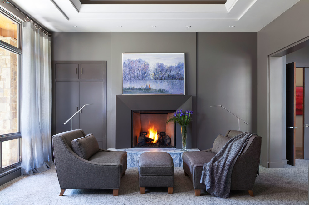 デンバーにある中くらいなコンテンポラリースタイルのおしゃれなリビング (グレーの壁、カーペット敷き、標準型暖炉、テレビなし、グレーの床、タイルの暖炉まわり) の写真