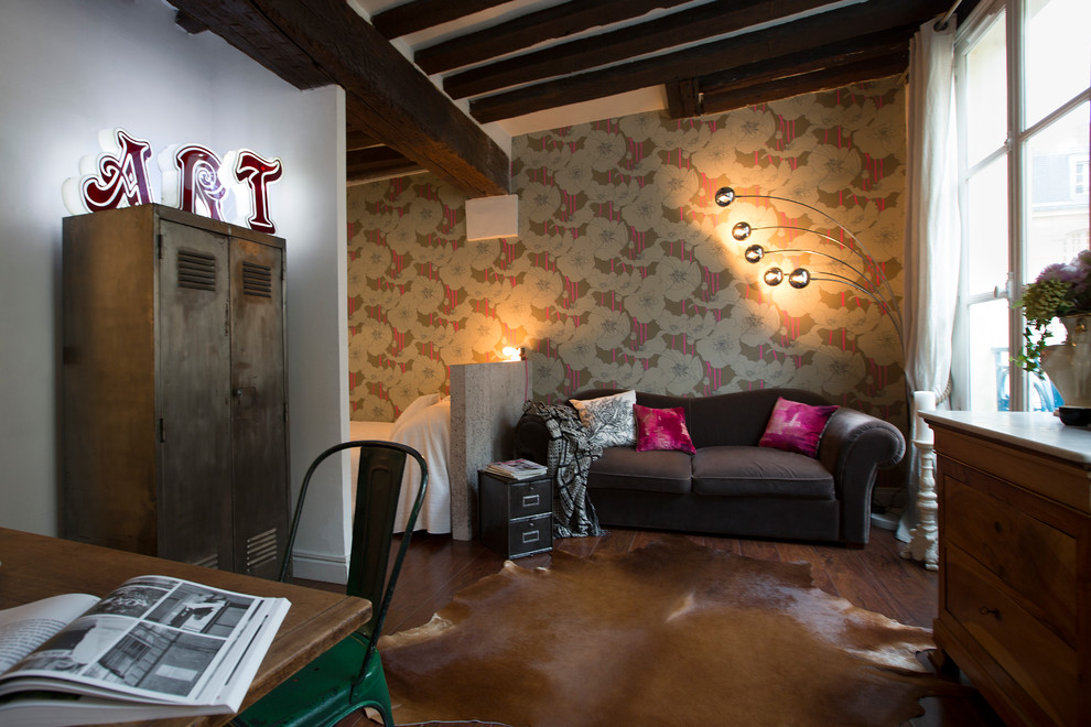 Diseño de salón para visitas abierto retro pequeño con paredes multicolor, suelo de madera oscura y televisor colgado en la pared