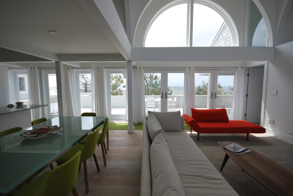 Diseño de salón abierto marinero grande con paredes blancas, suelo de madera clara y suelo beige