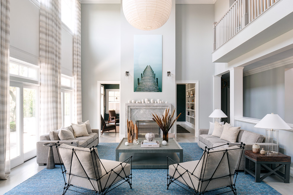 Стильный дизайн: гостиная комната в морском стиле с серыми стенами, стандартным камином и синим полом - последний тренд