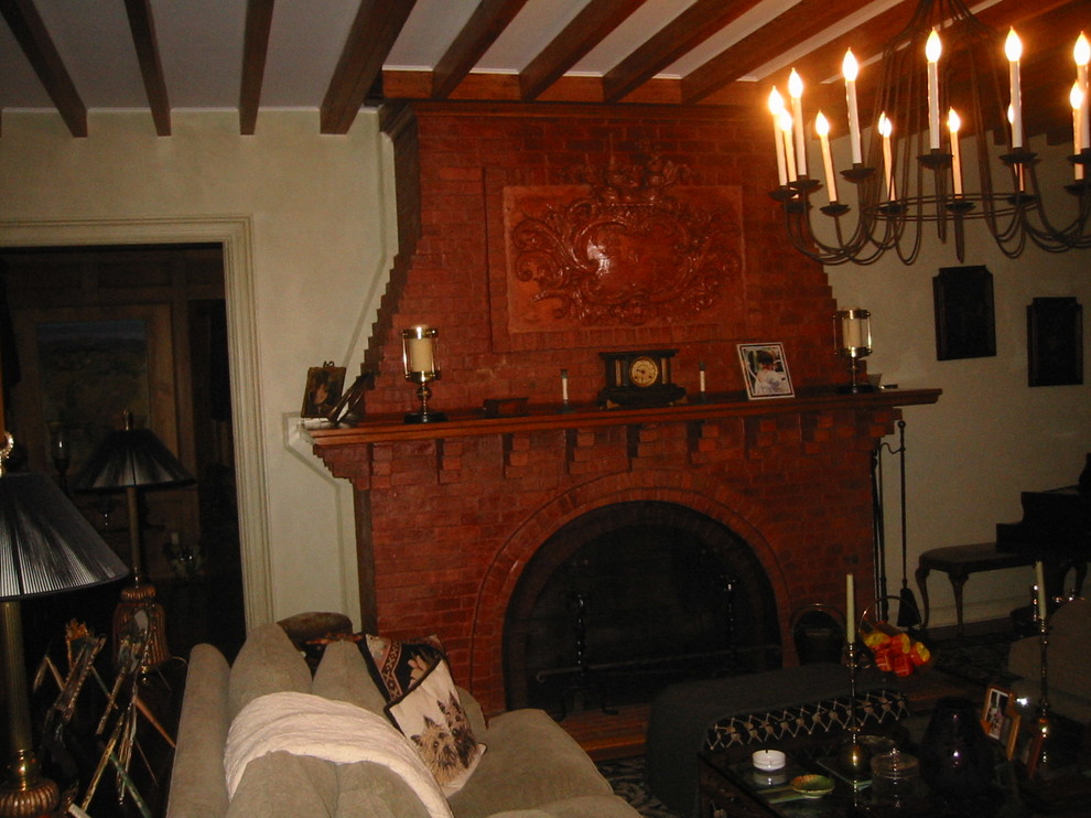 Immagine di un soggiorno chic con camino classico e cornice del camino in mattoni