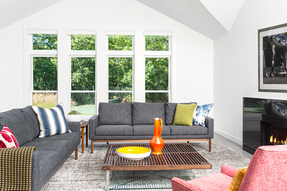Mittelgroßes Modernes Wohnzimmer im Loft-Stil mit weißer Wandfarbe, Teppichboden, Gaskamin und Kaminumrandung aus Stein in New York