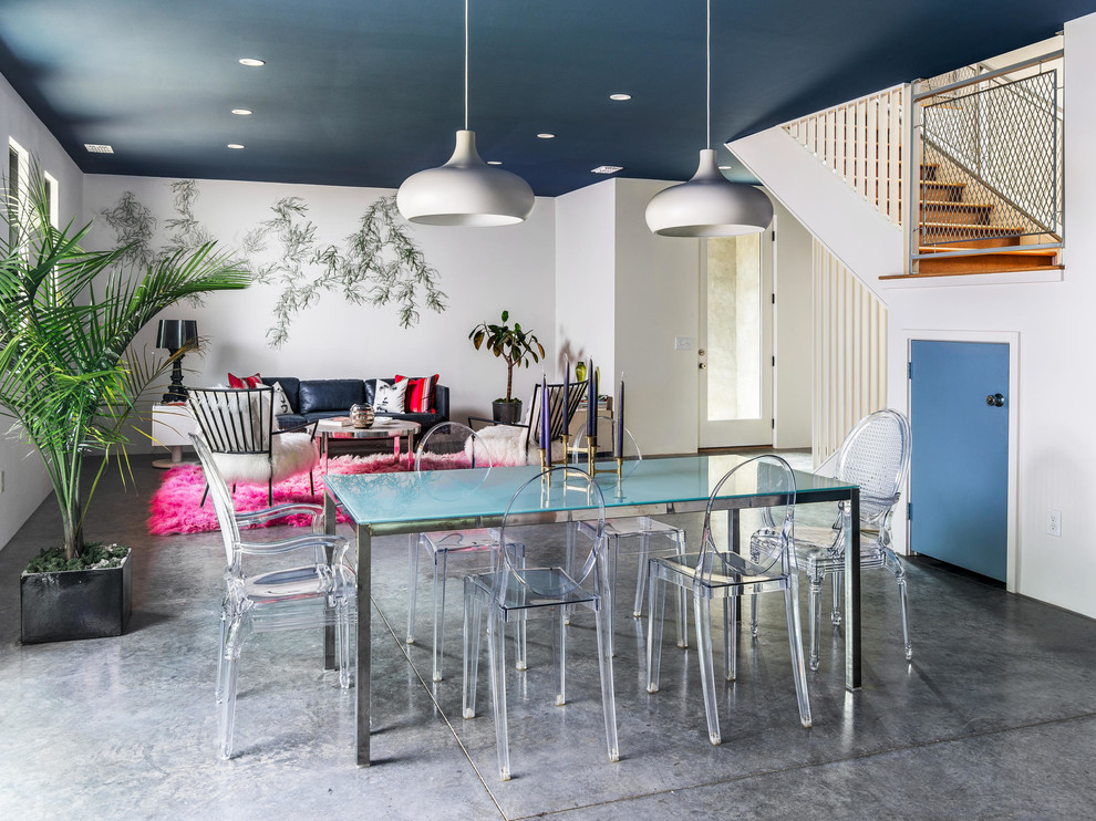 Idee per un soggiorno industriale di medie dimensioni e aperto con pareti blu, pavimento in cemento e pavimento grigio