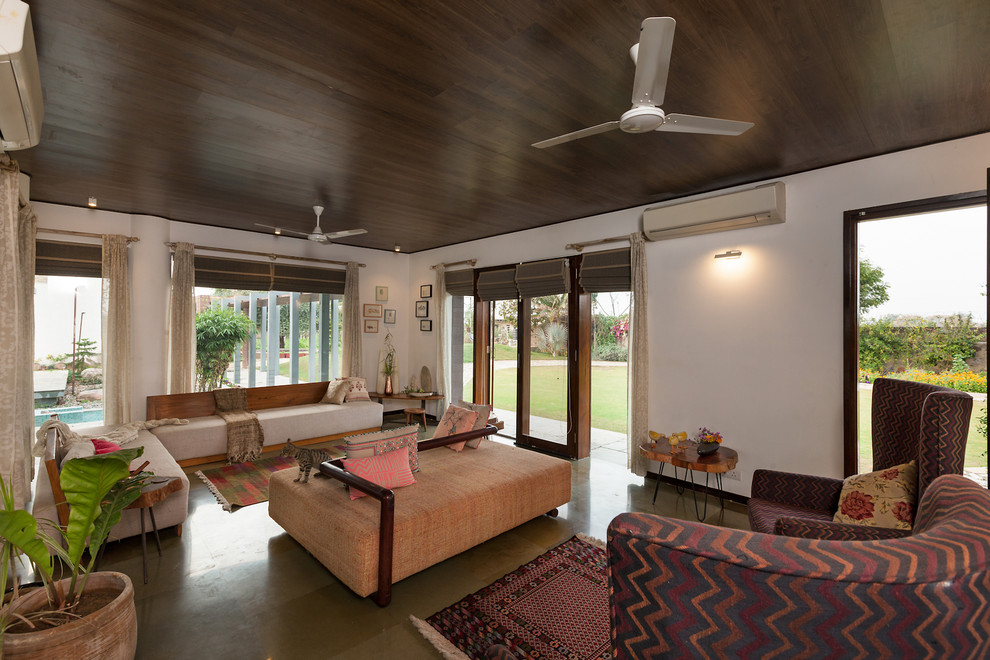 Modernes Wohnzimmer in Delhi