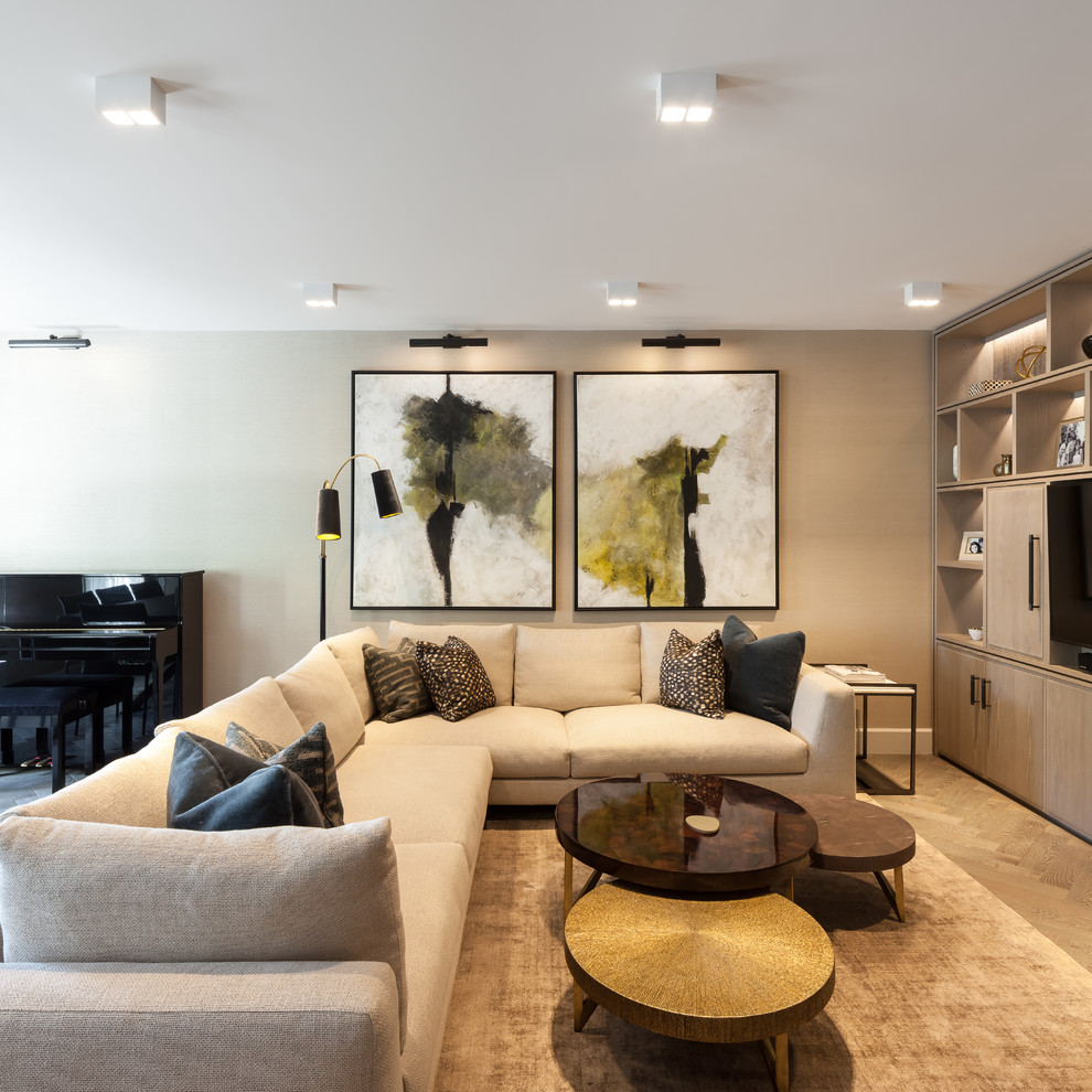 Inspiration för mellanstora klassiska separata vardagsrum, med grå väggar, en väggmonterad TV, ett finrum, ljust trägolv, en spiselkrans i trä och flerfärgat golv