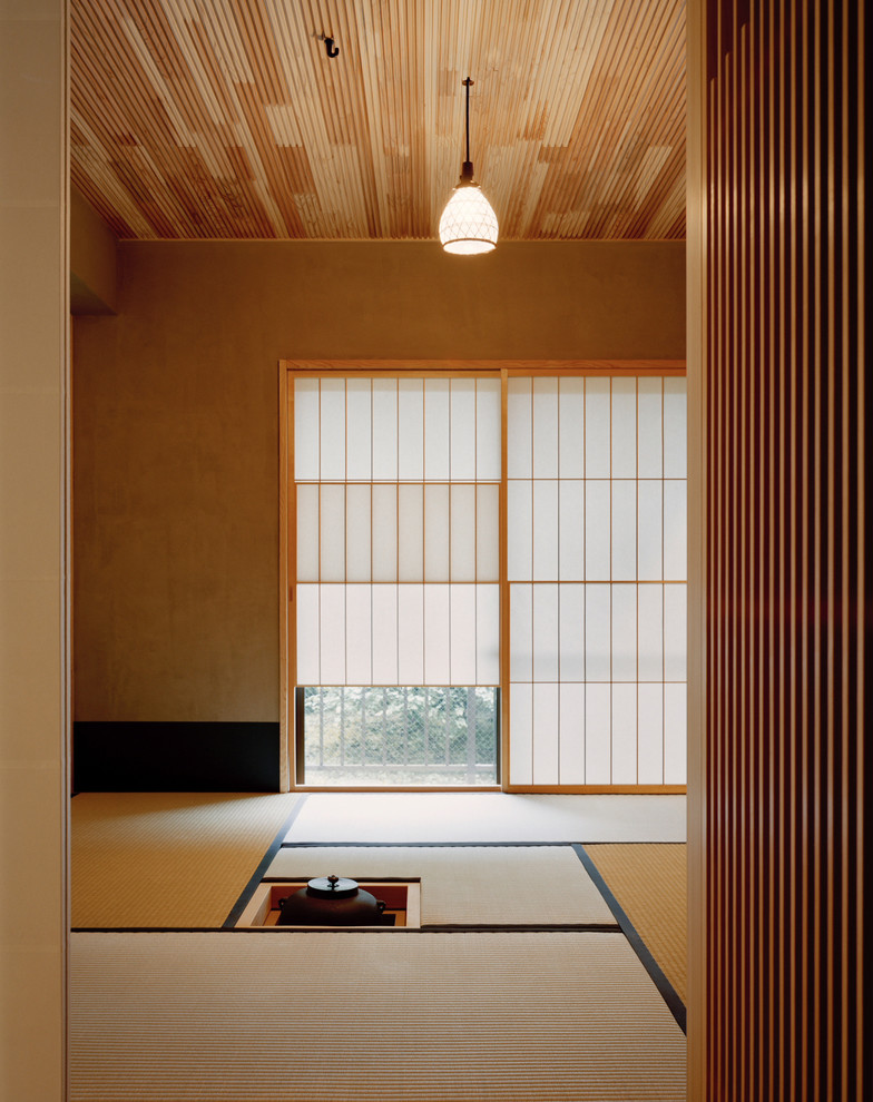 Asiatisches Wohnzimmer mit beiger Wandfarbe und Tatami-Boden in Tokio