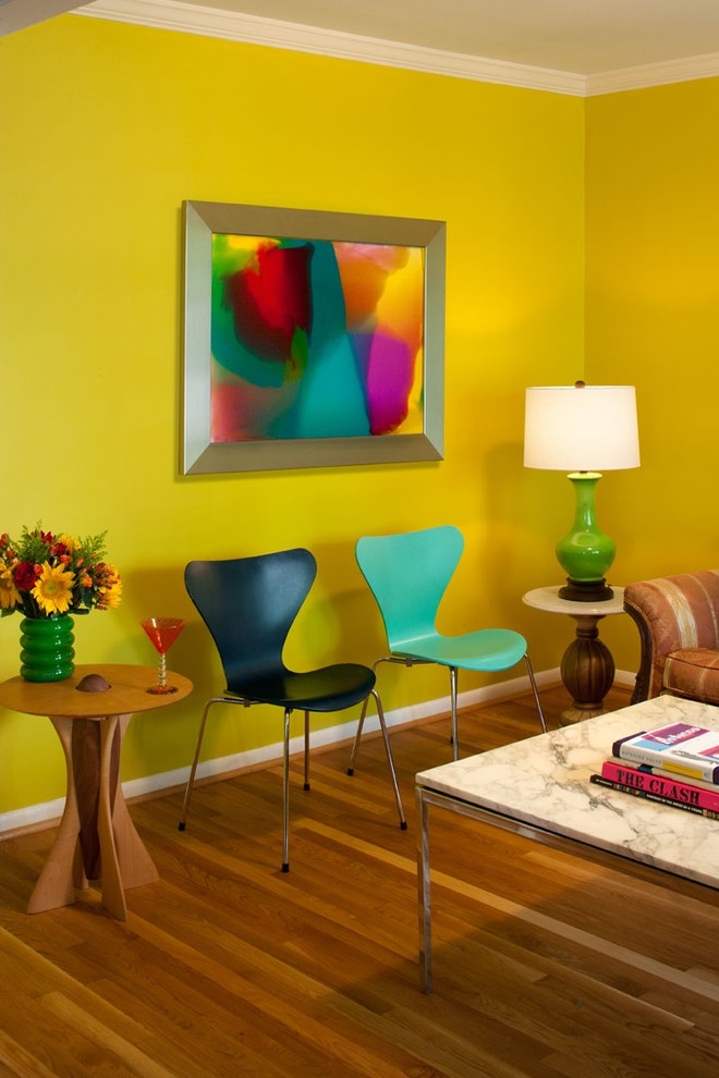 Свежая идея для дизайна: гостиная комната в стиле фьюжн с желтыми стенами - отличное фото интерьера