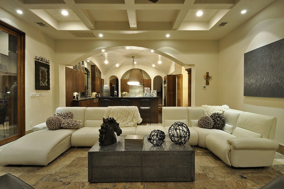 Großes Mediterranes Wohnzimmer mit beiger Wandfarbe in Austin
