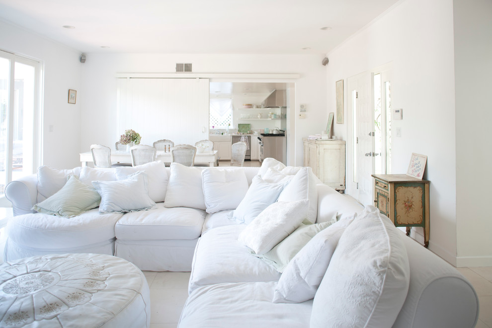 Источник вдохновения для домашнего уюта: открытая гостиная комната среднего размера в стиле шебби-шик с белыми стенами