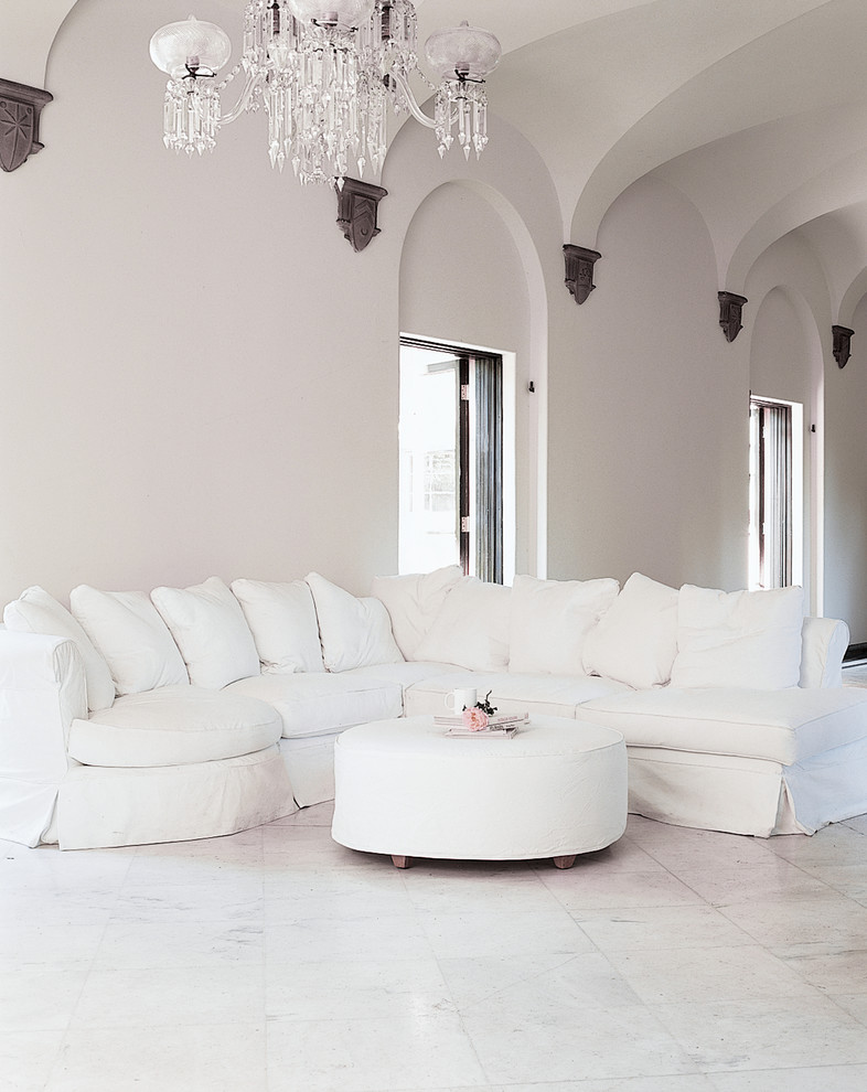 Ejemplo de salón abierto romántico grande con paredes blancas