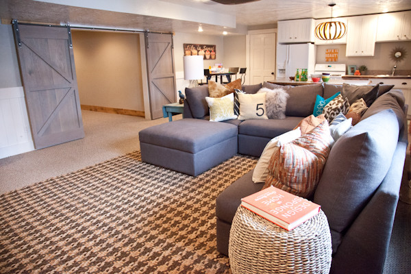 Mittelgroßes, Repräsentatives, Abgetrenntes Modernes Wohnzimmer mit beiger Wandfarbe und Teppichboden in Salt Lake City