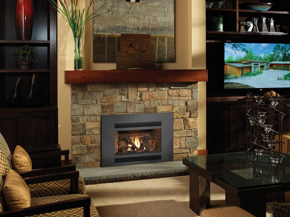 シアトルにあるお手頃価格の中くらいなトラディショナルスタイルのおしゃれな独立型リビング (ライブラリー、ベージュの壁、カーペット敷き、標準型暖炉、石材の暖炉まわり、壁掛け型テレビ、ベージュの床) の写真