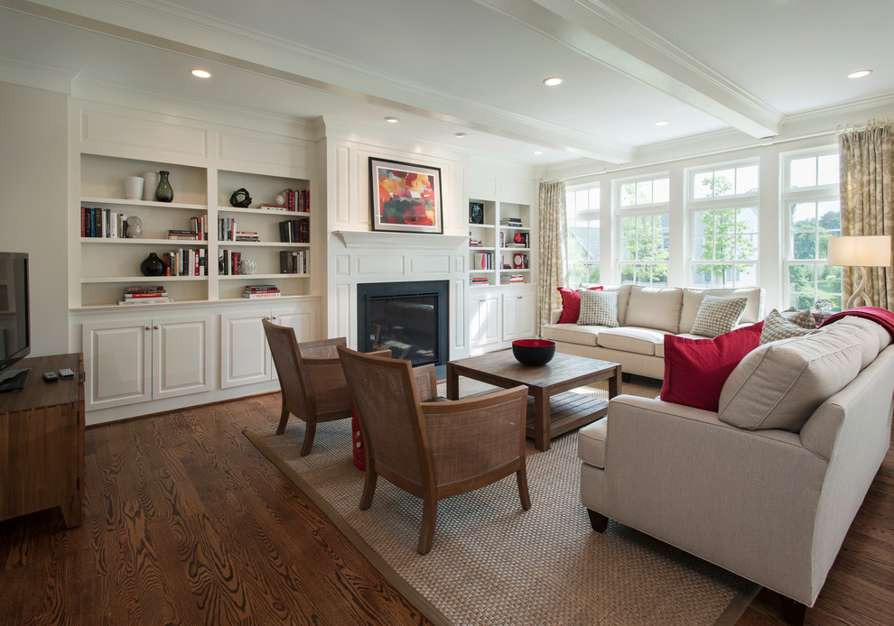 Cette image montre un grand salon craftsman ouvert avec un mur beige et un sol en bois brun.