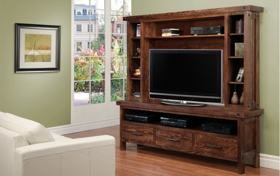 На фото: изолированная гостиная комната среднего размера в стиле кантри с зелеными стенами, темным паркетным полом, отдельно стоящим телевизором и коричневым полом без камина