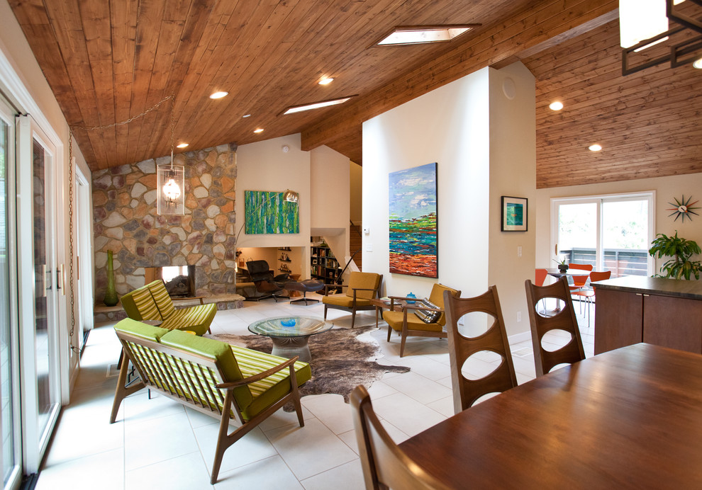 На фото: гостиная комната в стиле ретро с фасадом камина из камня
