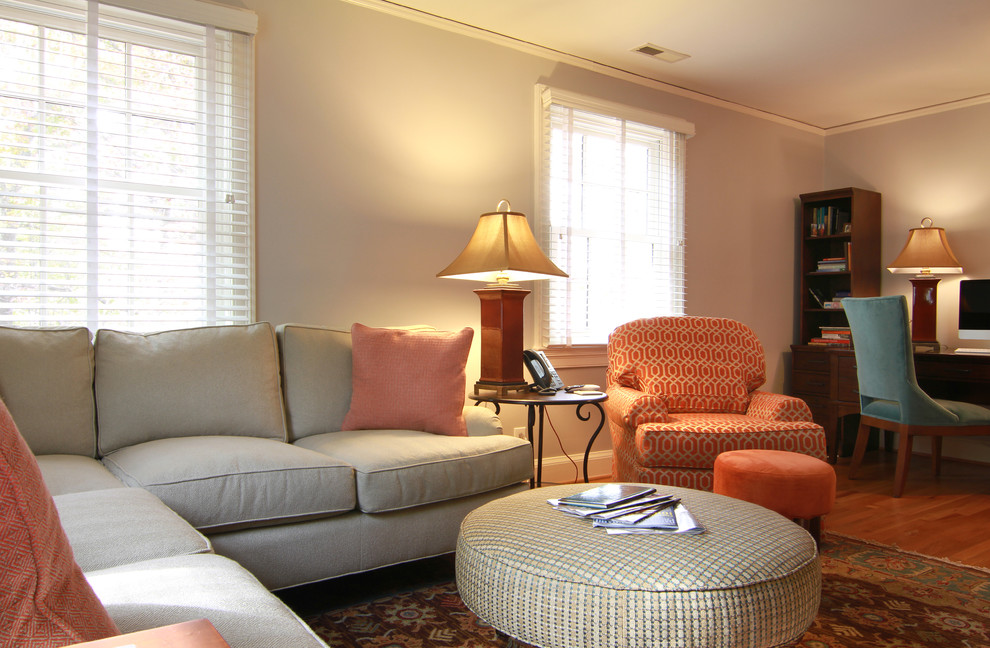 Immagine di un soggiorno tradizionale di medie dimensioni e chiuso con pareti beige, parquet chiaro e TV a parete