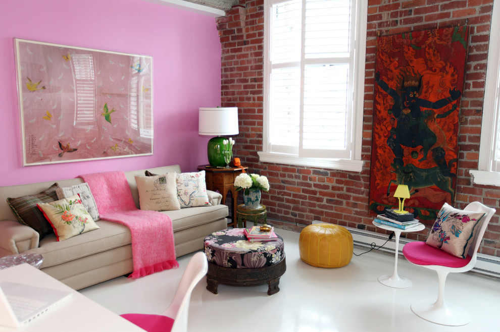 Foto di un soggiorno bohémian con pareti rosa
