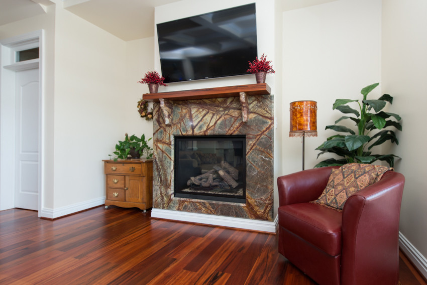 Kleines, Offenes Modernes Wohnzimmer mit beiger Wandfarbe, braunem Holzboden, Kamin, Kaminumrandung aus Stein und TV-Wand in Baltimore