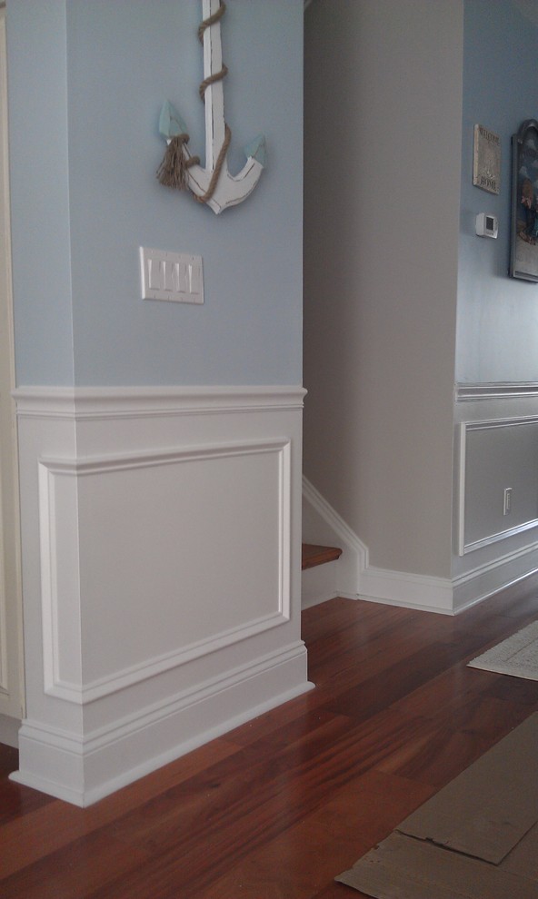 Mittelgroßes, Offenes Maritimes Wohnzimmer mit blauer Wandfarbe und braunem Holzboden in Philadelphia