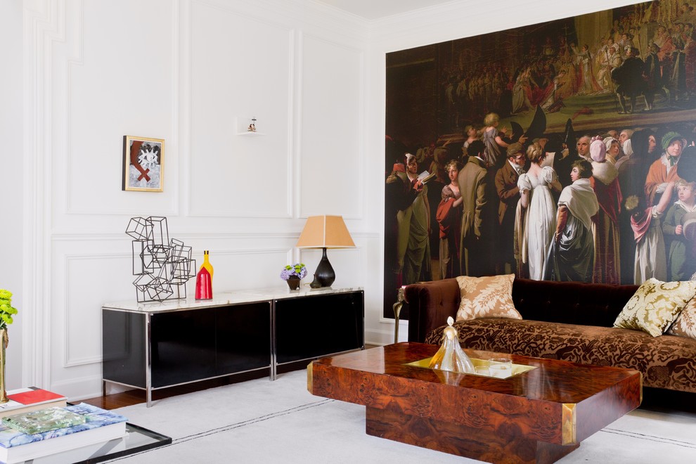Идея дизайна: гостиная комната в современном стиле с белыми стенами и коричневым диваном