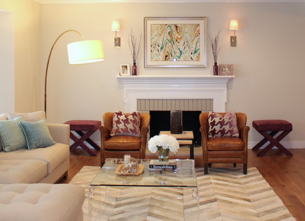 Großes, Repräsentatives, Fernseherloses, Offenes Klassisches Wohnzimmer mit beiger Wandfarbe, dunklem Holzboden und Kamin in San Francisco