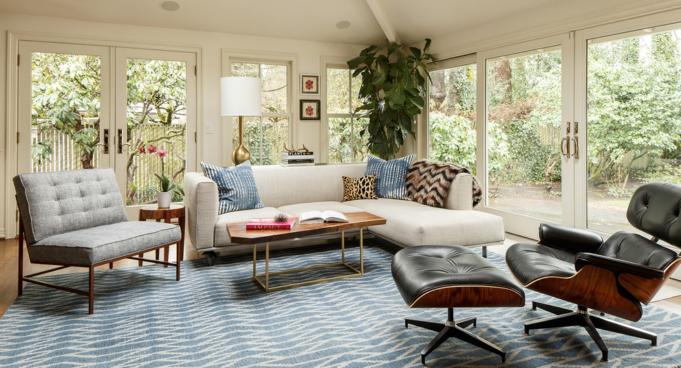 Klassisches Wohnzimmer mit beiger Wandfarbe und hellem Holzboden in Portland