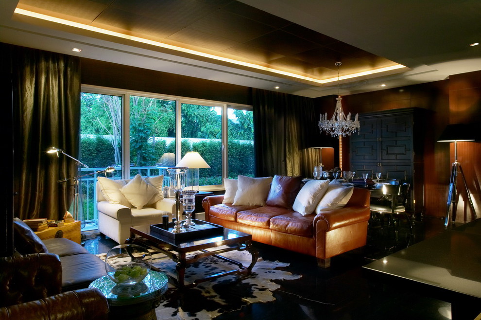 Ispirazione per un soggiorno design di medie dimensioni e aperto con pareti marroni, pavimento in marmo e pavimento nero